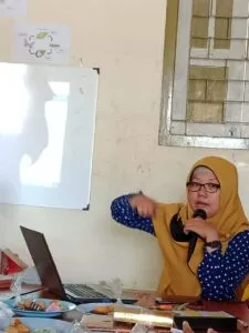 Ibu Septiyati sedang memaparkan materi untuk sharing sesion