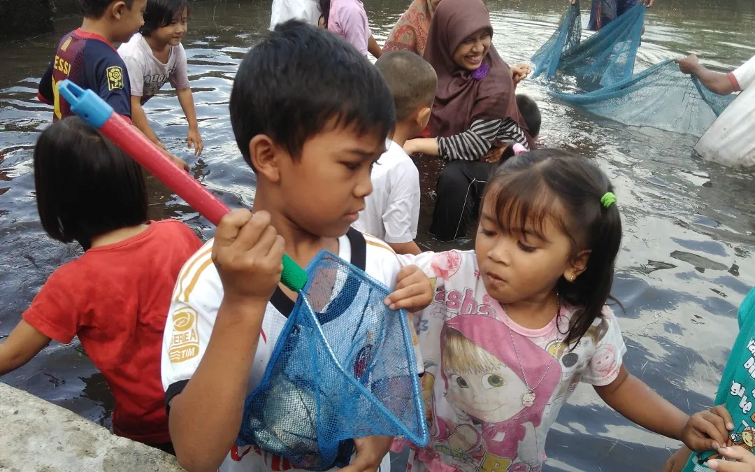 Tanamkan kepedulian lewat memanen ikan