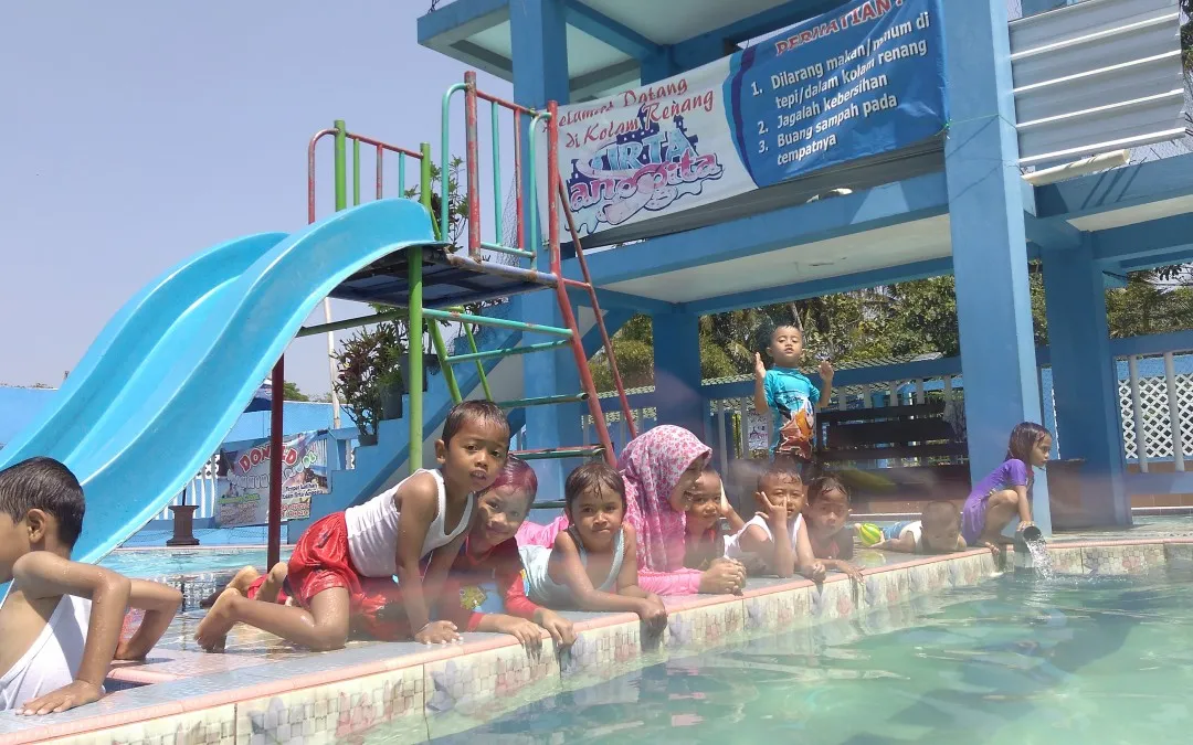 Melatih kebugaran, renang bersama